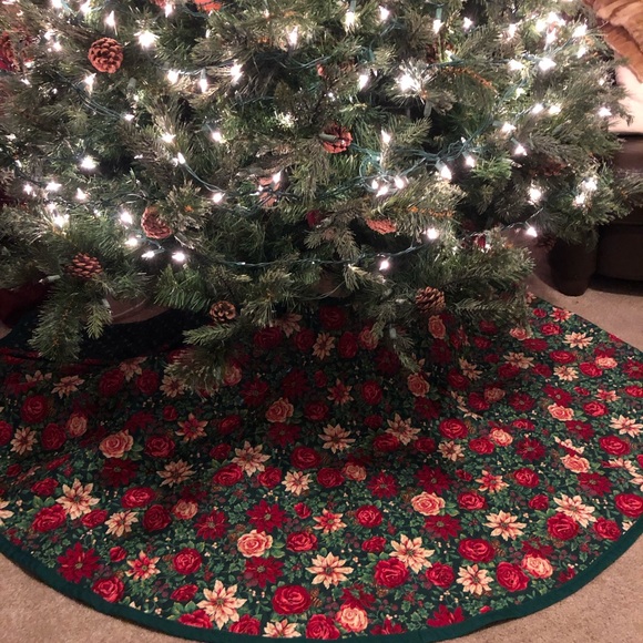 Beautiful Christmas Tree Skirt - Picture 1 of 6